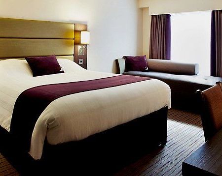 Premier Inn Premier Inn Heathrow Airport Terminal 4 Stanwell Exteriör bild