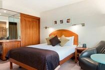 Premier Inn Premier Inn Heathrow Airport Terminal 4 Stanwell Exteriör bild
